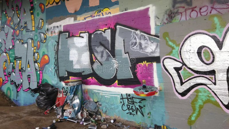 Kolorowa ściana Graffiti i pojemnik na śmieci w getcie, strzały pan