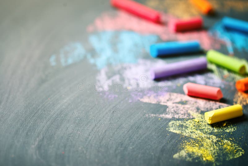 Kolorowe kredki na blackboard, rysuje tylna tło do szkoły obrazy royalty free Kolorowe kredki na blackboard, rysuje tylna tło do szkoły obrazy royalty free