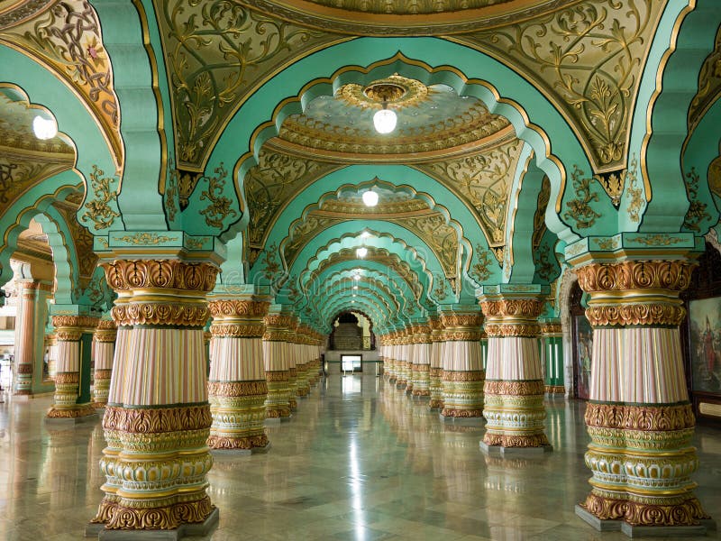 Kolorowe ozdobne wewnętrzne sala królewski Mysore pałac, Karnataka, India fotografia royalty free Kolorowe ozdobne wewnętrzne sala królewski Mysore pałac, Karnataka, India fotografia royalty free