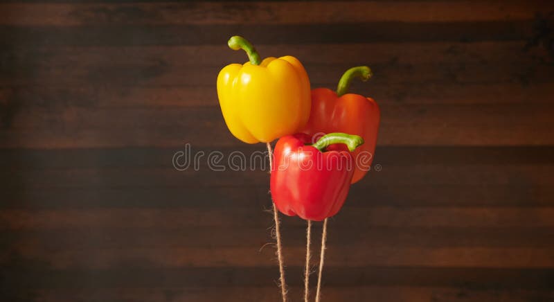 Kolorowe papryki z dzwonkiem unoszące się jak balony obrazy stock