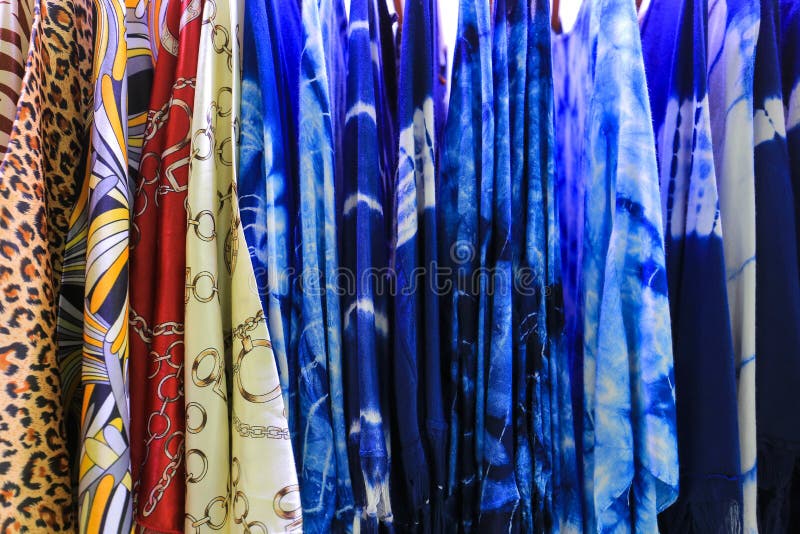 Kolorowe ubrania do sprzedaży zdjęcia royalty free