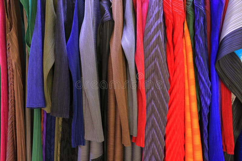 Kolorowe ubrania do sprzedaży zdjęcie stock