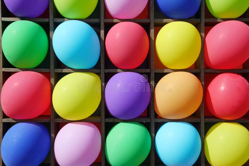 Kolorowi balony w sekcjach drewniana skrzynka, jednostka - bawić się zabaw strzałki przy children partyjni zdjęcie royalty free Kolorowi balony w sekcjach drewniana skrzynka, jednostka - bawić się zabaw strzałki przy children partyjni zdjęcie royalty free
