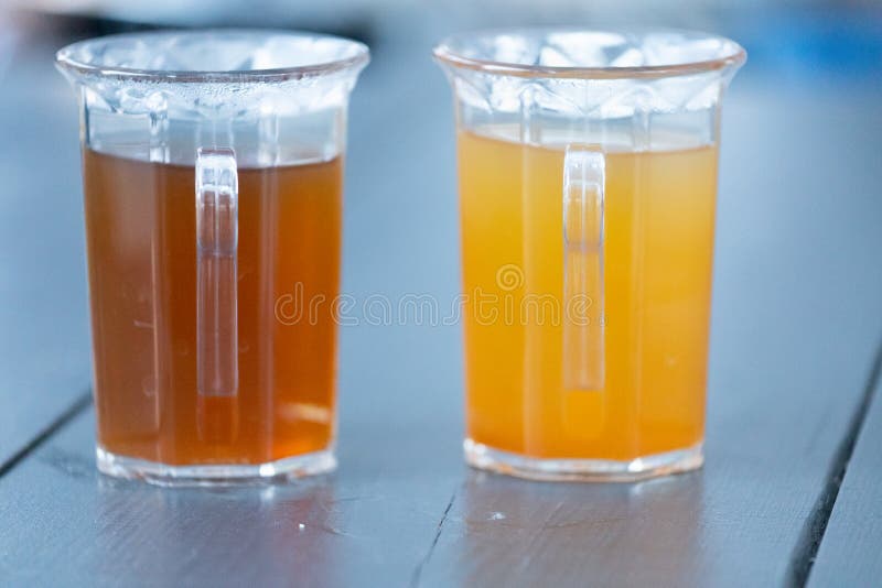 Kolorowi boże narodzenia uderzają pięścią punsch lub gluhwein w plastikowych filiżankach zdjęcie stock Kolorowi boże narodzenia uderzają pięścią punsch lub gluhwein w plastikowych filiżankach zdjęcie stock