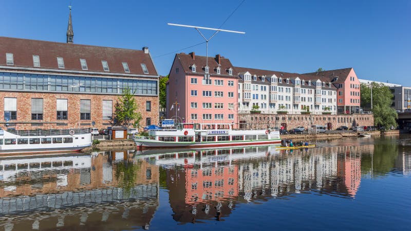 Kolorowi budynki i statki przy Fulda rzecznym quay w Kassel fotografia royalty free Kolorowi budynki i statki przy Fulda rzecznym quay w Kassel fotografia royalty free