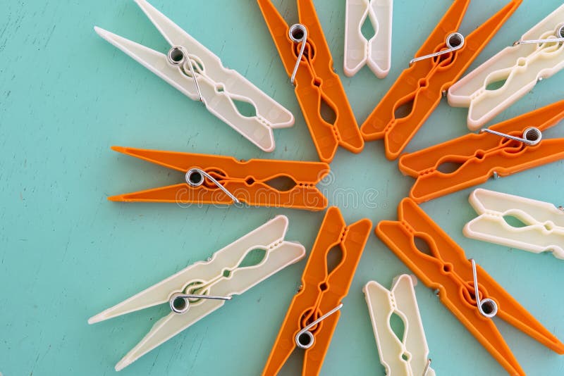Kolorowi clothespins dla odziewają na błękitnym drewnianym tle, odgórny widok obraz royalty free Kolorowi clothespins dla odziewają na błękitnym drewnianym tle, odgórny widok obraz royalty free