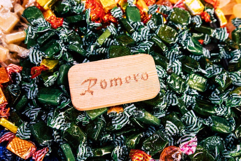 Kolorowi cukrowi cukierki i cukierki na rynku obrazy stock Kolorowi cukrowi cukierki i cukierki na rynku obrazy stock