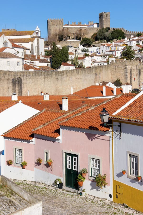 Kolorowi domy i kasztel. Obidos. Portugalia fotografia stock Kolorowi domy i kasztel. Obidos. Portugalia fotografia stock