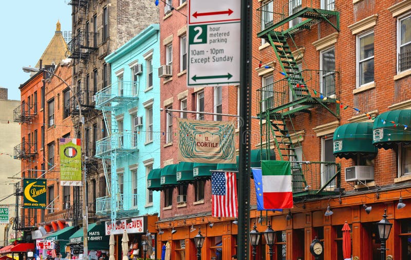Kolorowi klasyczni starzy budynki, architektura i fasada z, okno, balkonowych i małych sklepami w Małym Włochy, lower manhattan, obraz stock Kolorowi klasyczni starzy budynki, architektura i fasada z, okno, balkonowych i małych sklepami w Małym Włochy, lower manhattan, obraz stock