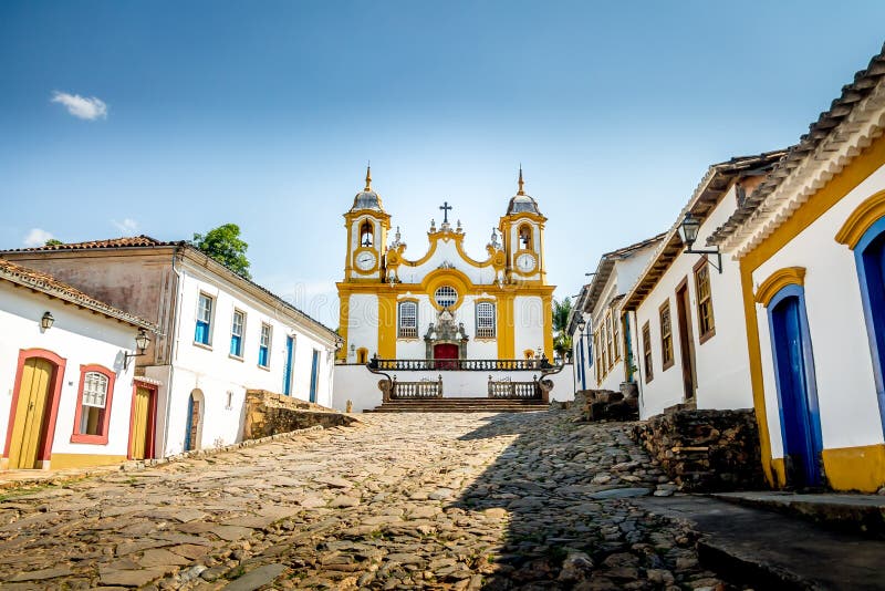 Kolorowi kolonistów domy, kościół w mieście Tiradentes i - minas gerais, Brazylia zdjęcia stock Kolorowi kolonistów domy, kościół w mieście Tiradentes i - minas gerais, Brazylia zdjęcia stock
