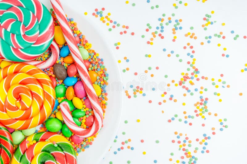 Kolorowi lizaki, confetti i różnorodni barwioni cukierki zamknięci w górę talerza na, obraz royalty free Kolorowi lizaki, confetti i różnorodni barwioni cukierki zamknięci w górę talerza na, obraz royalty free