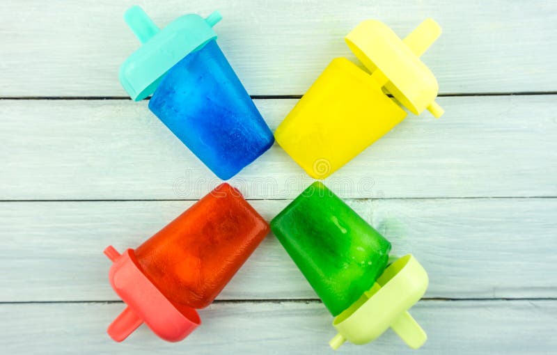 Kolorowi popsicles na jaskrawym błękitnym drewnianym stole, lata jedzenie obrazy royalty free Kolorowi popsicles na jaskrawym błękitnym drewnianym stole, lata jedzenie obrazy royalty free
