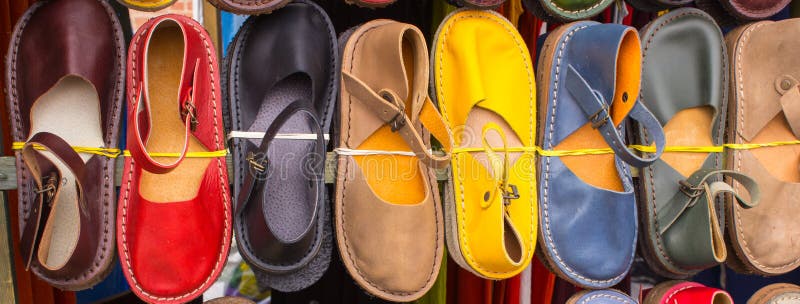 Download Kolorowi Rzemienni Buty Na Kramu Przy Bazarem Zdjęcie Stock - Obraz złożonej z bazar, zakupy: 57653710