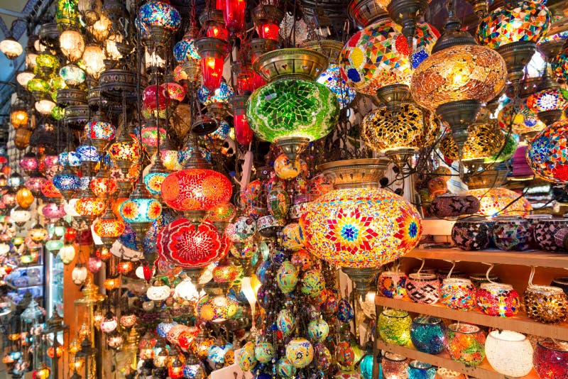 Kolorowi Tureccy lampiony oferowali dla sprzedaży przy Uroczystym bazarem mnie