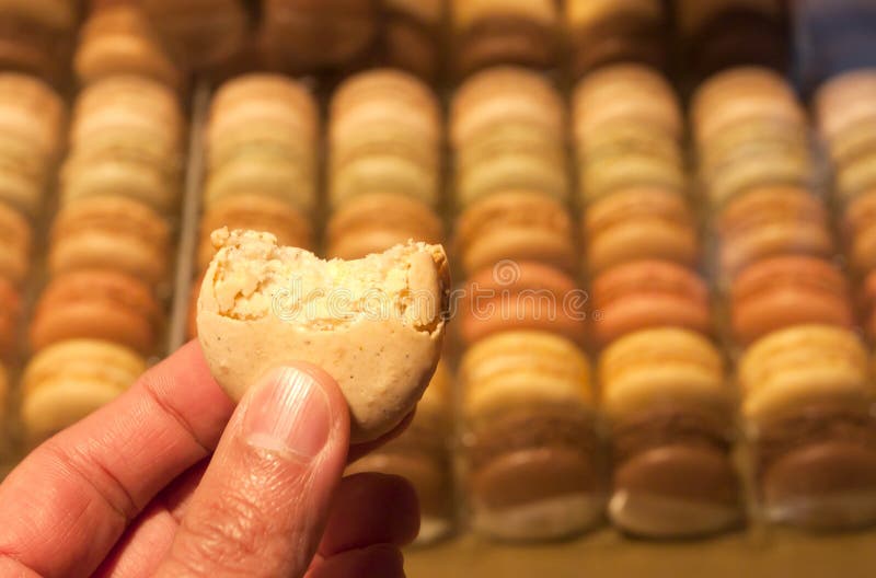 Kolorowi wyśmienicie macarons, typowy francuz zdjęcie royalty free
