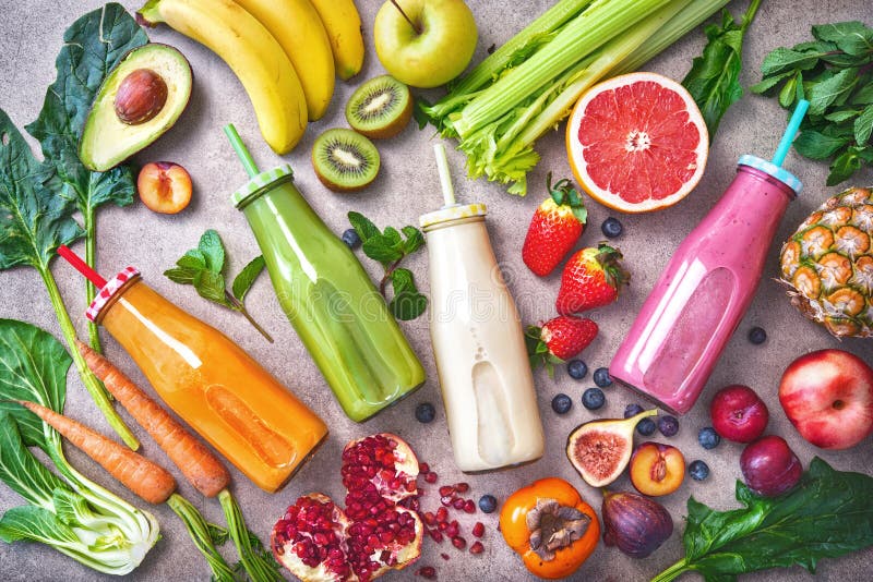 Kolorowi świeżo gniosący owoc i warzywo smoothies z składnikami dla zdrowego łasowania zdjęcie royalty free Kolorowi świeżo gniosący owoc i warzywo smoothies z składnikami dla zdrowego łasowania zdjęcie royalty free