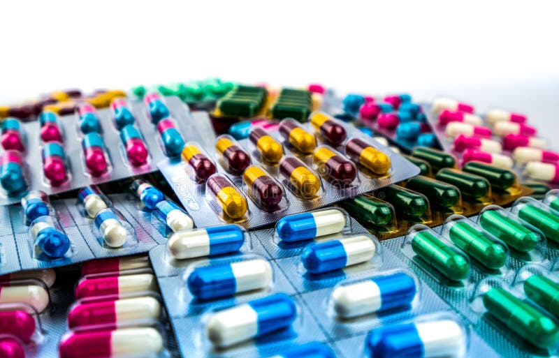 Kolorowy antybiotyczne kapsuł pigułki w bąbel paczce odizolowywającej na białym tle z kopii przestrzenią Antybiotyczny lek obraz royalty free Kolorowy antybiotyczne kapsuł pigułki w bąbel paczce odizolowywającej na białym tle z kopii przestrzenią Antybiotyczny lek obraz royalty free