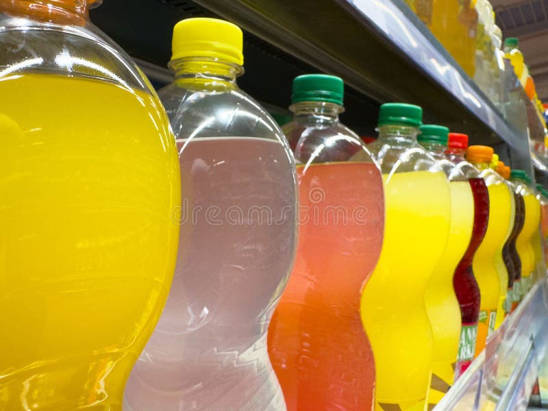 Kolorowy asortyment butelek na półce supermarketu fotografia stock