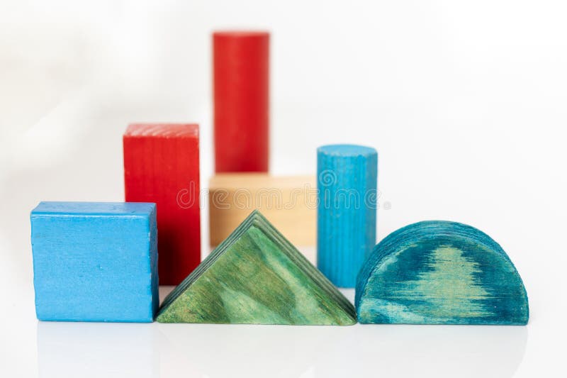 Kolorowy asortyment drewnianych kształtów geometrycznych dla dzieci na białym tle. zdjęcia stock