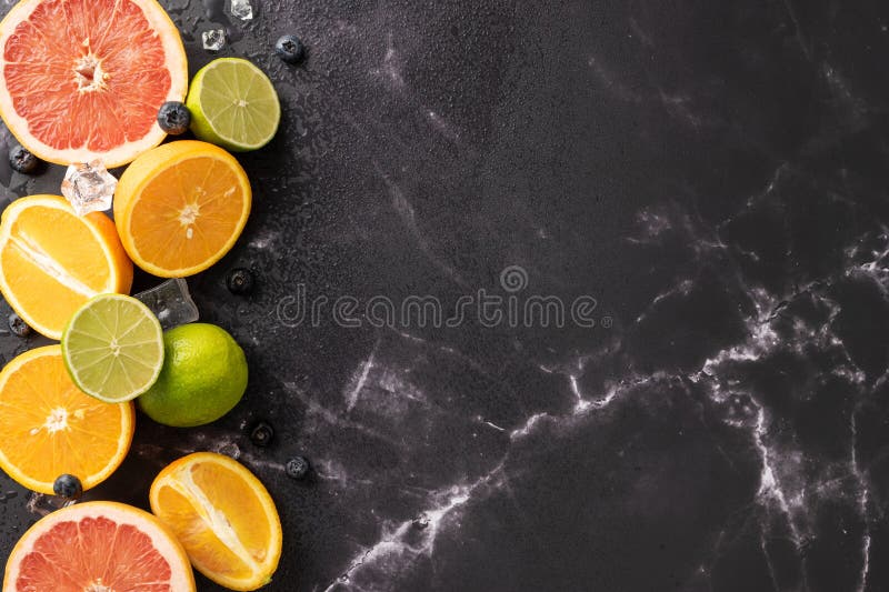 Kolorowy asortyment świeżych owoców letnich, w tym limonek pomarańczowych zdjęcie stock
