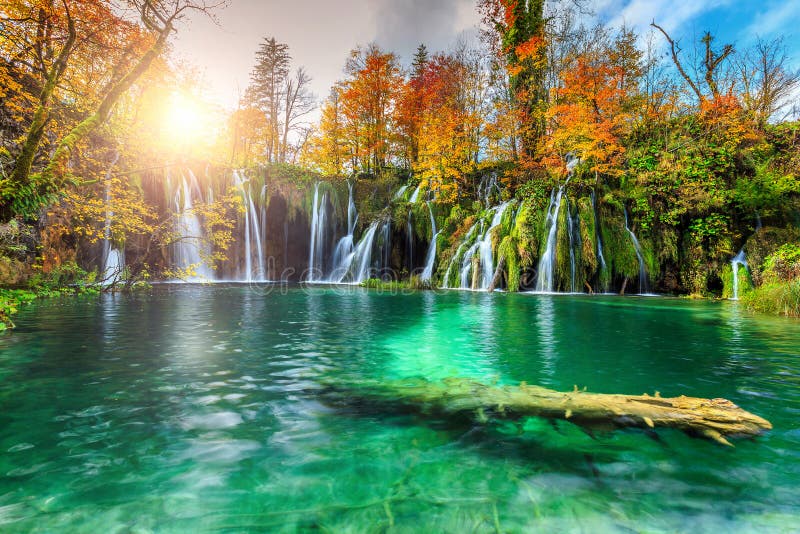 Kolorowy aututmn krajobraz z siklawami w Plitvice parku narodowym, Chorwacja
