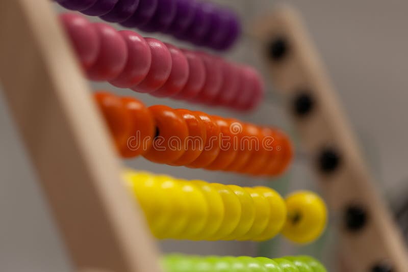 Kolorowy drewniany abakus dla dzieciak edukaci obrazy stock Kolorowy drewniany abakus dla dzieciak edukaci obrazy stock