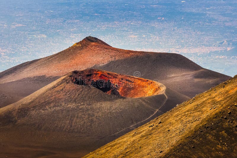 Kolorowy krater Etna wulkan z Catania w tle, Sici fotografia stock Kolorowy krater Etna wulkan z Catania w tle, Sici fotografia stock