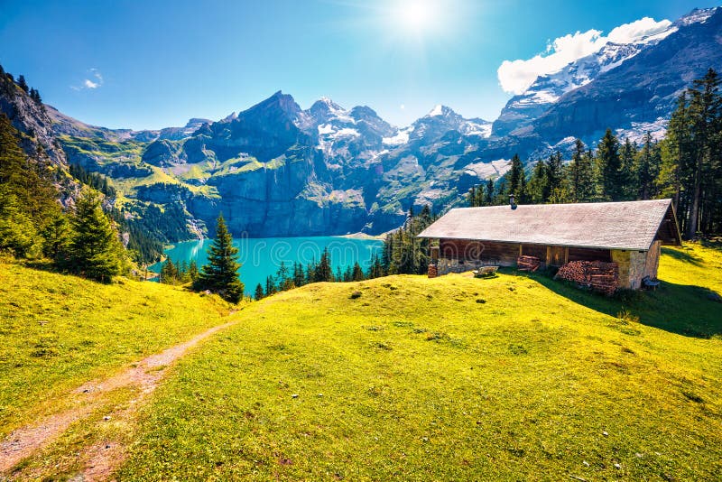 Kolorowy lato ranek na unikalnym Oeschinensee jeziorze Prześwietna plenerowa scena w Szwajcarskich Alps z Bluemlisalp górą, Kande