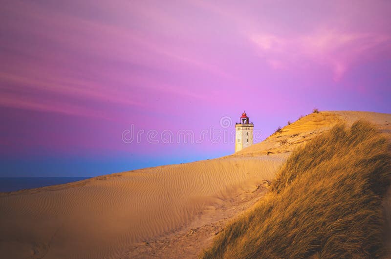 Kolorowy niebo i diuny przy Rubjerg Knude w Dani zdjęcie royalty free Kolorowy niebo i diuny przy Rubjerg Knude w Dani zdjęcie royalty free