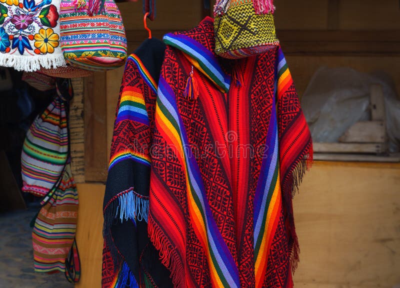 Kolorowy Peruwiański poncho w rynku w Mach Picchu, jeden Nowy Siedem cud świat, Cusco region Peru, Urubamba obrazy royalty free Kolorowy Peruwiański poncho w rynku w Mach Picchu, jeden Nowy Siedem cud świat, Cusco region Peru, Urubamba obrazy royalty free