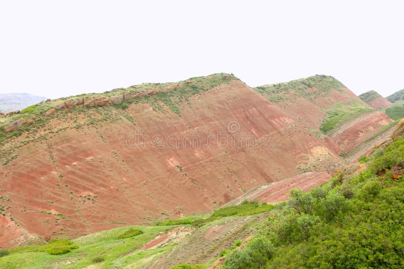 Kolorowy spektakularny widok panoramiczny gór tęczowych w Gruzji. Pustynia górska Mravaltskaro na granicy obraz royalty free