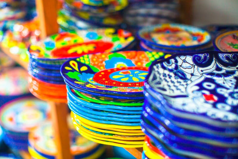 Kolorowy tradycyjny meksykański ceramics na ulicznym rynku zdjęcie royalty free