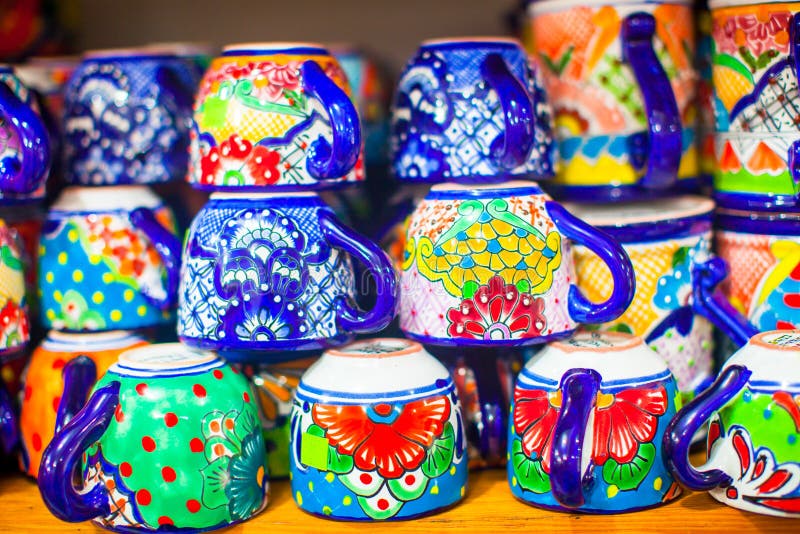 Kolorowy tradycyjny meksykański ceramics na ulicznym rynku zdjęcie stock