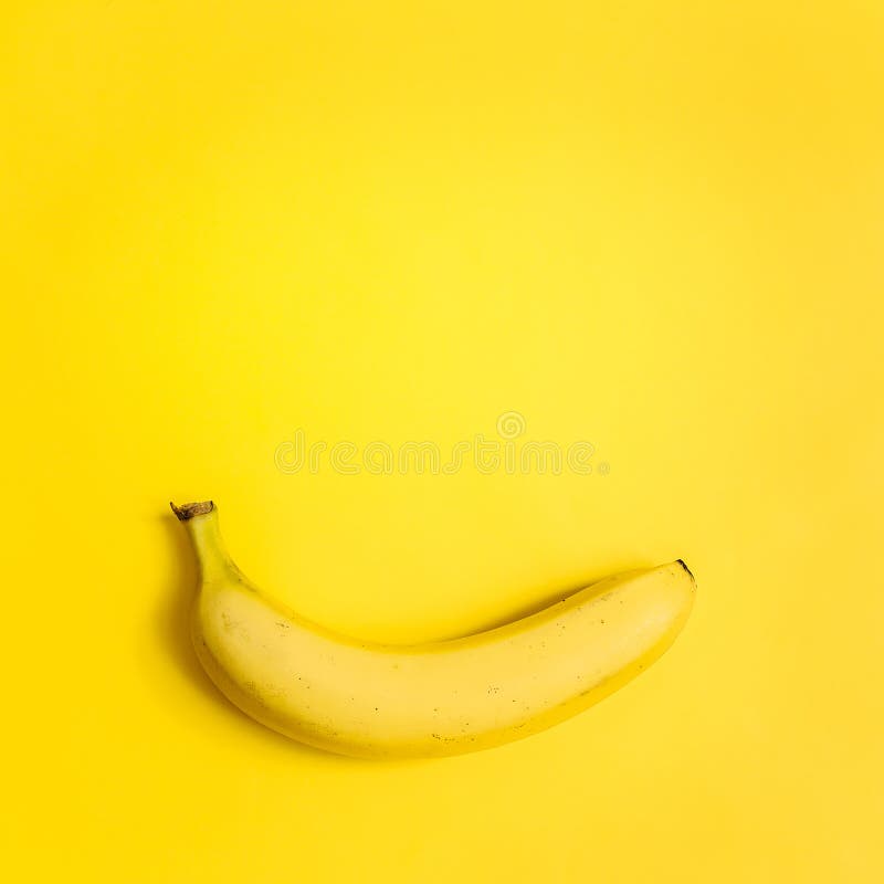 Kolorowy żywy bananowy minimalistic pojęcie. Jeden, pojedynczy banan na wibrującym żółtym tle Pokój dla teksta Kwadratowy minimalistyczny pojęcie