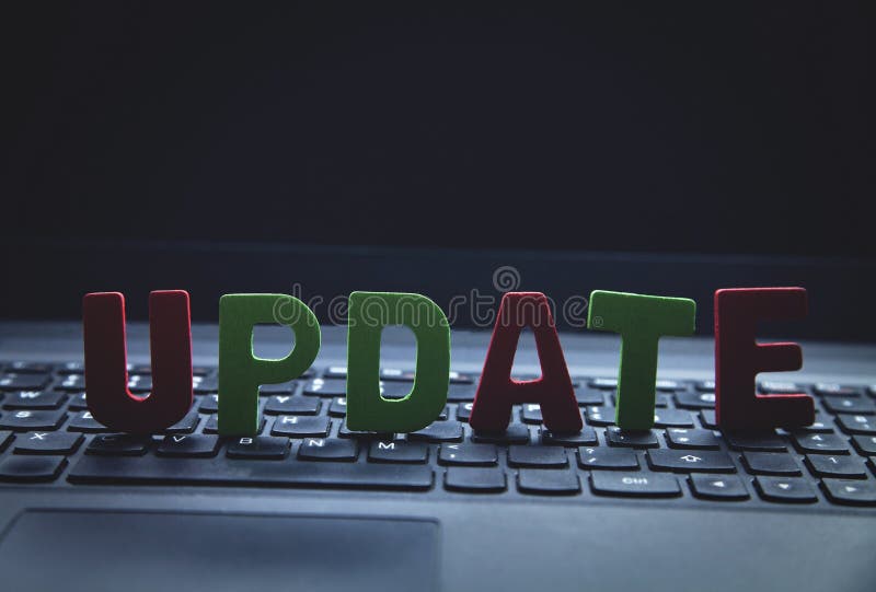 Koloru słowa drewniana aktualizacja na laptopie pojęcia odosobniony technologii biel obrazy stock Koloru słowa drewniana aktualizacja na laptopie pojęcia odosobniony technologii biel obrazy stock