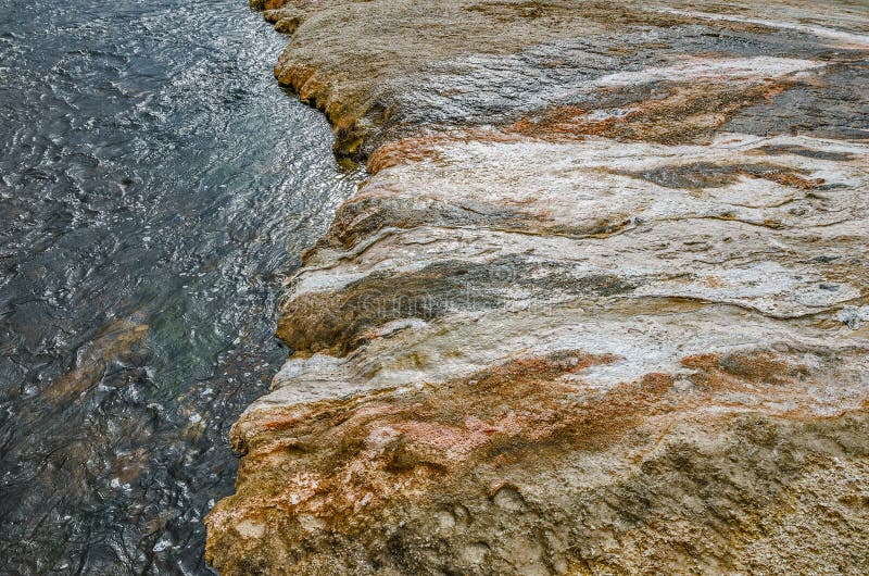 Kolory Wzdłuż Żelaznej zatoczki w Yellowstone zdjęcie stock Kolory Wzdłuż Żelaznej zatoczki w Yellowstone zdjęcie stock