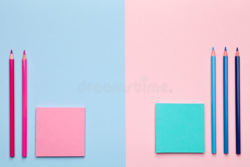 Kolorów ołówki z Kleistymi notatkami na Pastelowym tle obrazy royalty free Kolorów ołówki z Kleistymi notatkami na Pastelowym tle obrazy royalty free