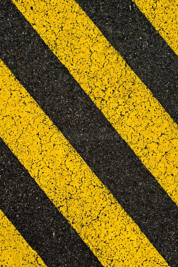 Kolorów żółtych pasiaści drogowi ocechowania na czerń asfalcie.