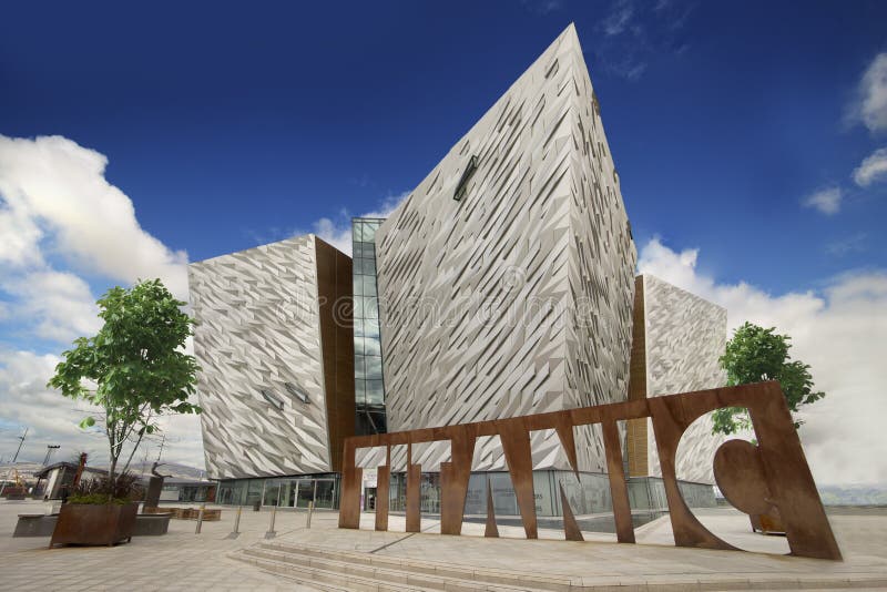 Kolossal Belfast, museum- och besökaremitt arkivfoton Kolossal Belfast, museum- och besökaremitt arkivfoton