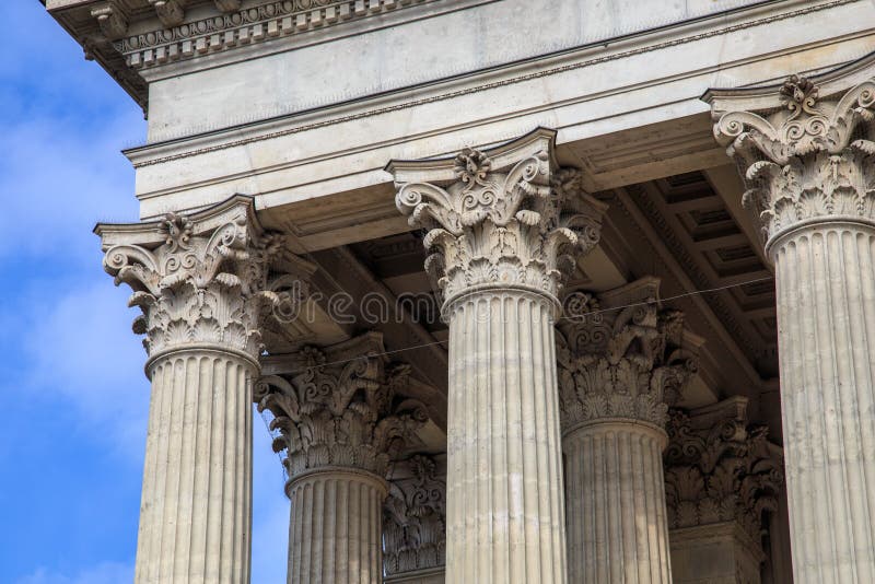 Kolumna sądu w Vintage Old Justice Kolonada neoklasyczna z kolumnami klinowymi w ramach budynku publicznego