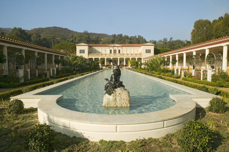 Kolumnada i basen Getty willa długo, Malibu J willa Paul Getty muzeum w Los Angeles, Kalifornia fotografia royalty free Kolumnada i basen Getty willa długo, Malibu J willa Paul Getty muzeum w Los Angeles, Kalifornia fotografia royalty free