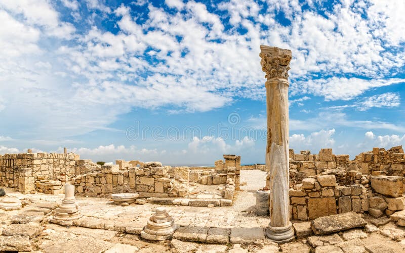 Kolumny i ruiny antyczny Kourion z chmurami i niebieskim niebem, E obraz stock Kolumny i ruiny antyczny Kourion z chmurami i niebieskim niebem, E obraz stock
