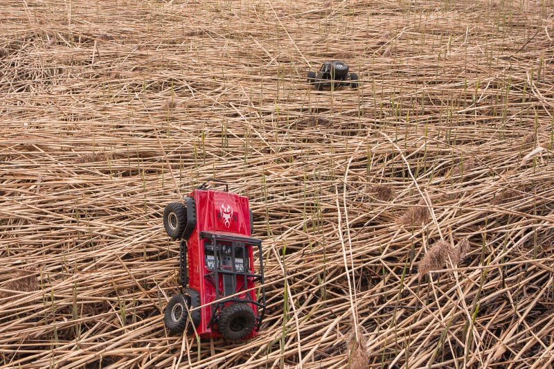 Kolyazin, région de Moscou/Fédération de Russie - 1er mai 2014 : Mouvements de marteaux de jeep de crowler de trophée de voitures images stock Kolyazin, région de Moscou/Fédération de Russie - 1er mai 2014 : Mouvements de marteaux de jeep de crowler de trophée de voitures images stock