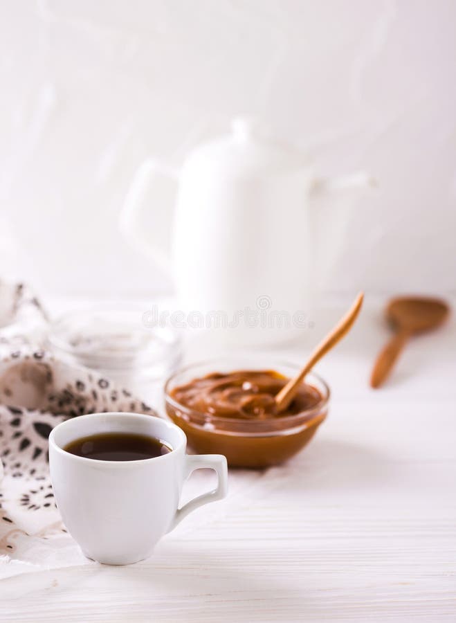 Kom eigengemaakte gesmolten karamelsaus en koffie royalty-vrije stock afbeeldingen Kom eigengemaakte gesmolten karamelsaus en koffie royalty-vrije stock afbeeldingen