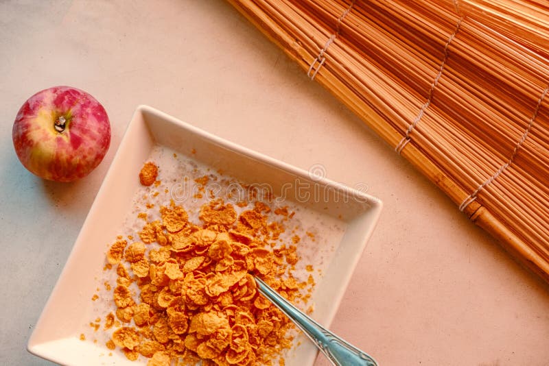 Kom knapperige cornflakes en rode appl dichtbij hoogste mening royalty-vrije stock foto Kom knapperige cornflakes en rode appl dichtbij hoogste mening royalty-vrije stock foto