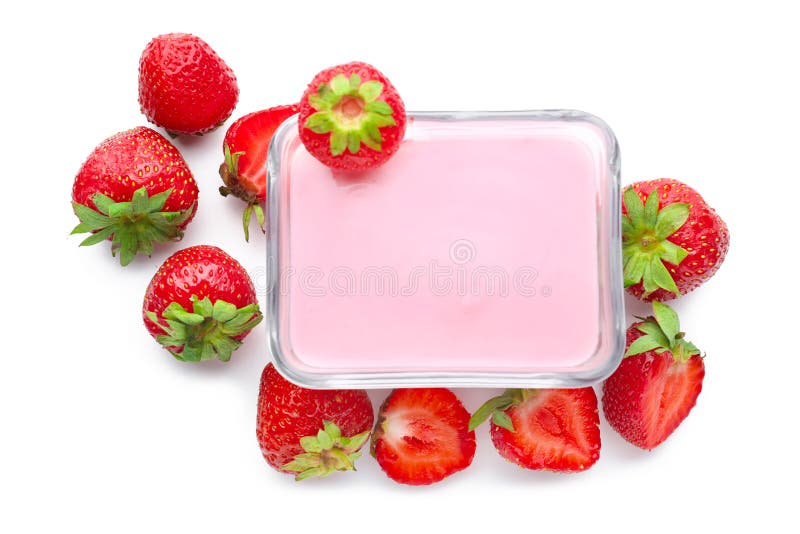 Kom met smakelijke yoghurt en aardbeien op witte achtergrond stock foto Kom met smakelijke yoghurt en aardbeien op witte achtergrond stock foto