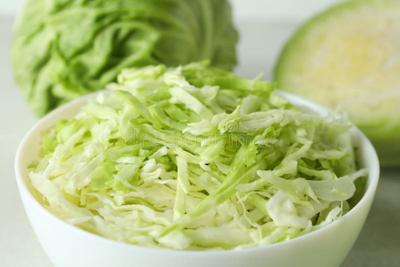 Kom met verse gesneden kool dicht stock foto
