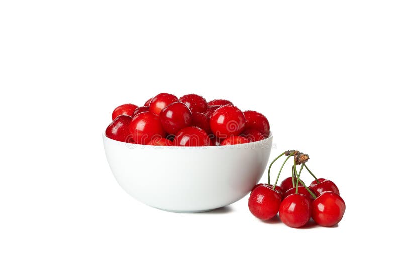 Kom met verse rode kersen geïsoleerd op de achtergrond stock foto's
