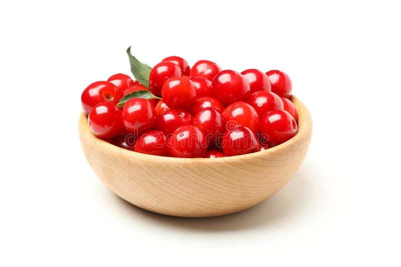 Kom met verse rode kersen geïsoleerd op wit royalty-vrije stock foto