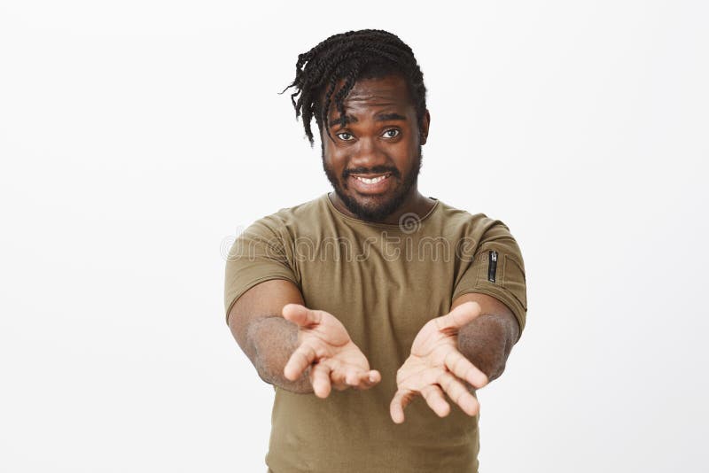 Kom in mijn wapens Portret van het charmeren van gelukkige Afrikaans-Amerikaan in olijft-shirt, het trekken van palmen naar camer royalty-vrije stock afbeeldingen Kom in mijn wapens Portret van het charmeren van gelukkige Afrikaans-Amerikaan in olijft-shirt, het trekken van palmen naar camer royalty-vrije stock afbeeldingen